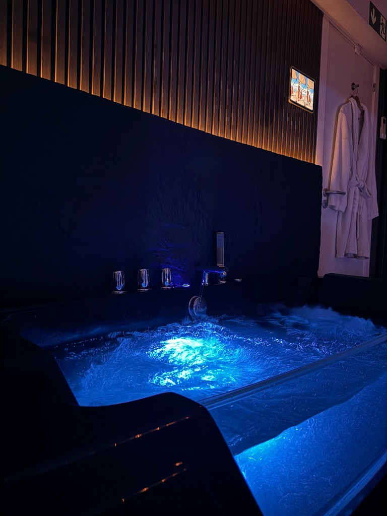 Banheira de hidromassagem com luz azul no espaço privado The Tantric Flow em Lisboa