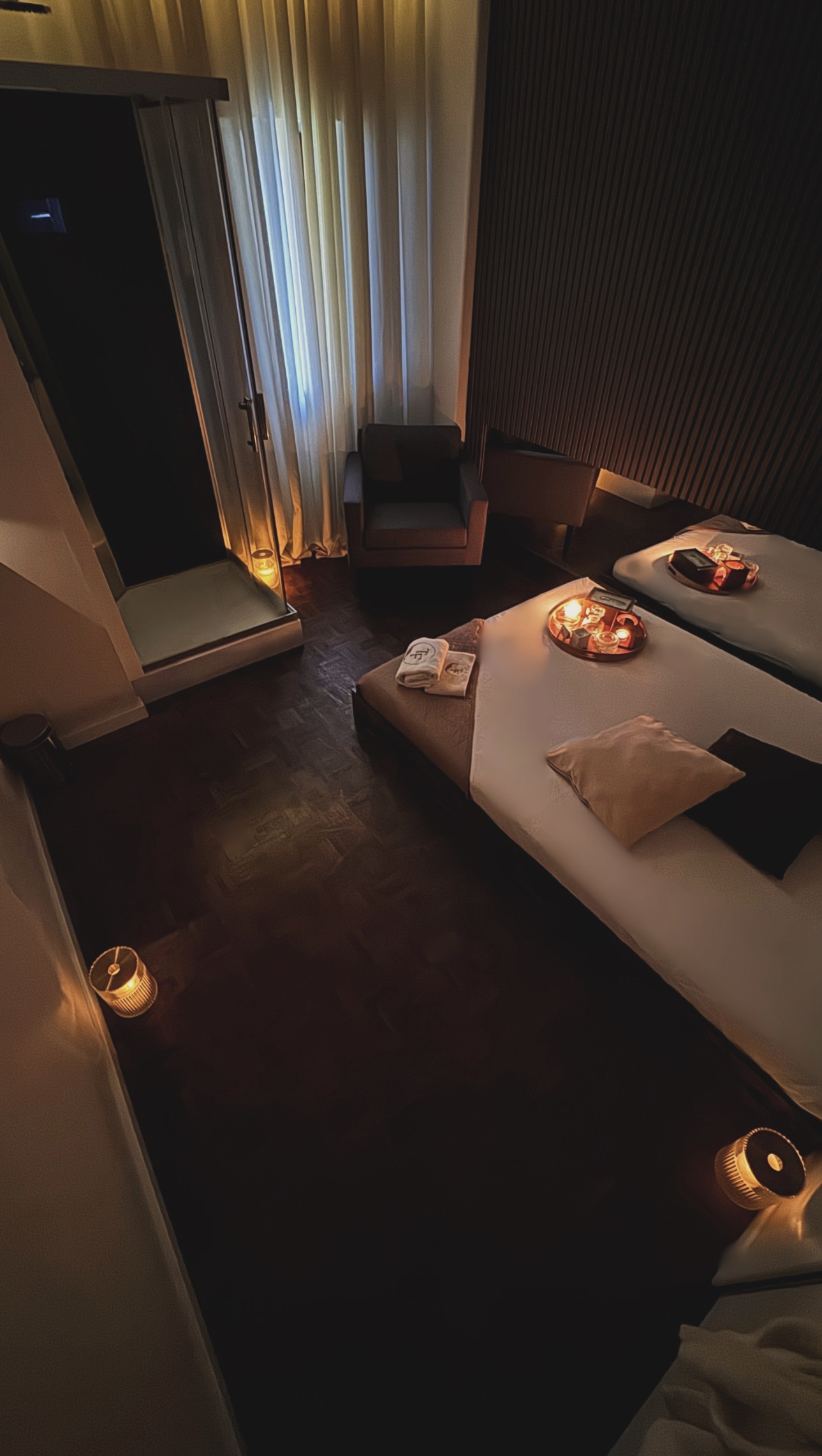 Sala dupla de massagem com dois tapetes no espaço privado The Tantric Flow em Lisboa